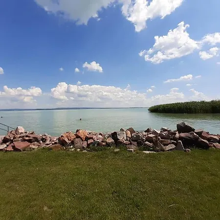 Semesterbostad Sziget-lak, Strandkozeli Nyaralo *